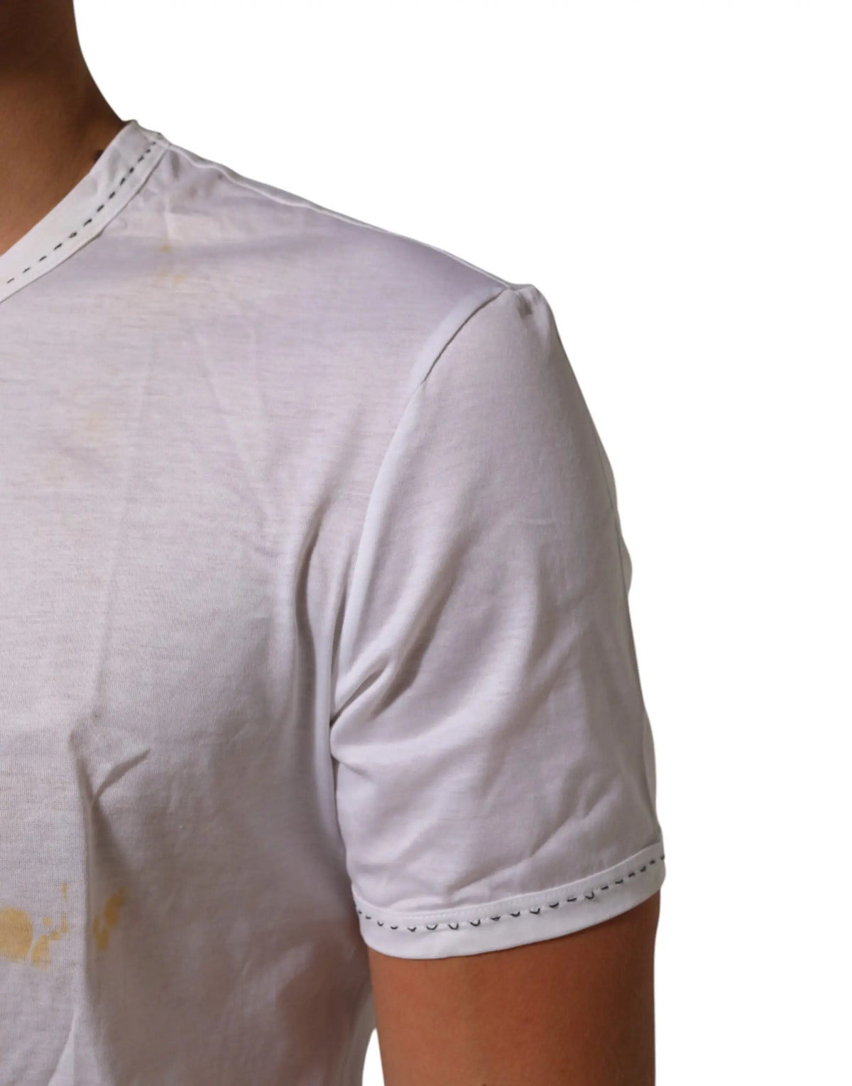 Dolce & gabbana t-shirt blanc en coton avec couture zigzag noire subtile au niveau du col et des poignets