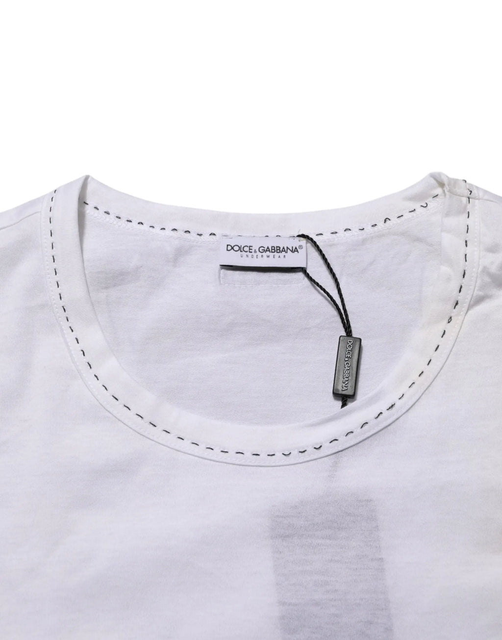 Dolce & gabbana tee en coton blanc avec col rond, surpiqûres noires et étiquette de marque visible