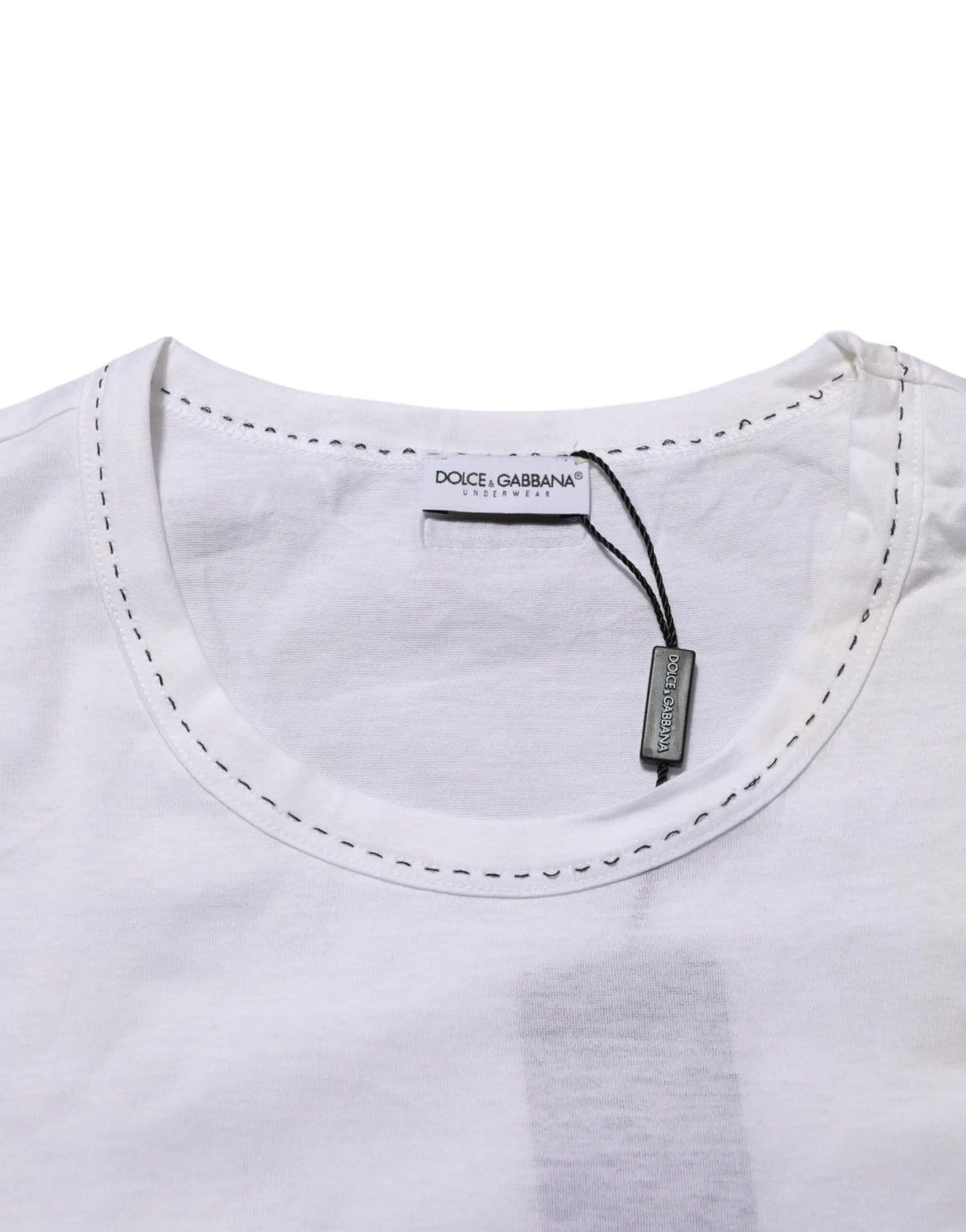 Dolce & gabbana tee en coton blanc avec col rond, surpiqûres noires et étiquette de marque visible