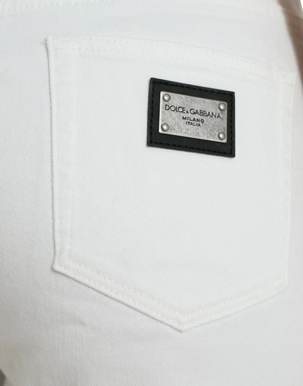 Poche arrière en denim blanc avec patch en cuir noir et plaque en métal dolce gabbana milano italia sur jean large court en coton