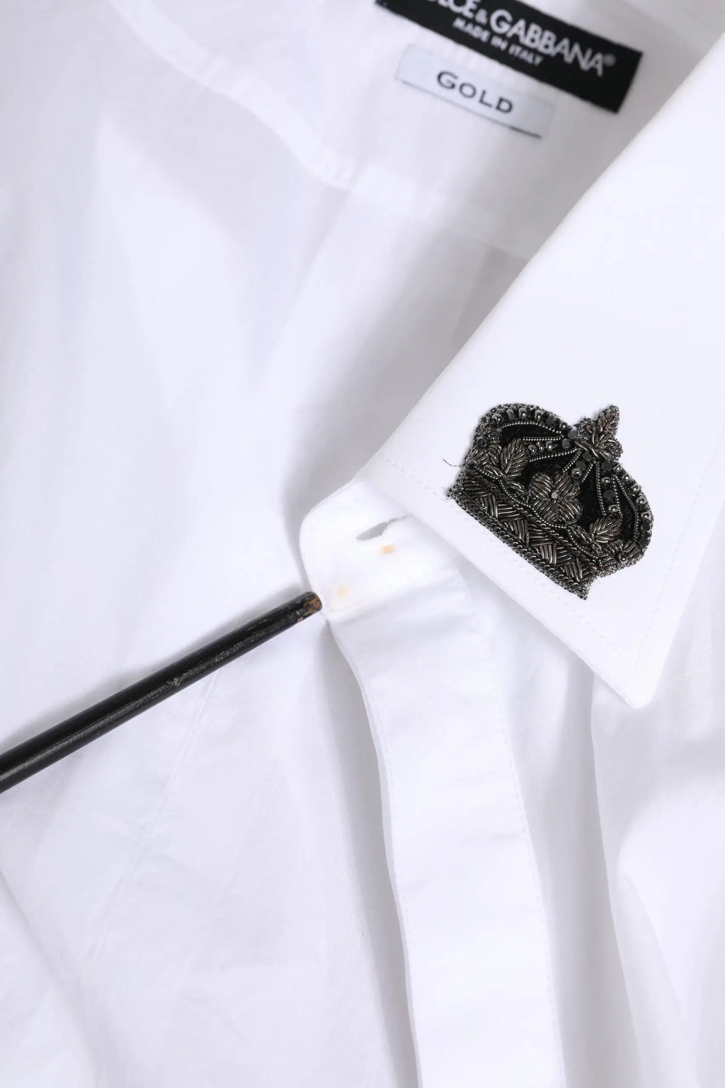 Épinglette de couronne noire perlée sur col de chemise blanche en coton dolce & gabbana formelle gold
