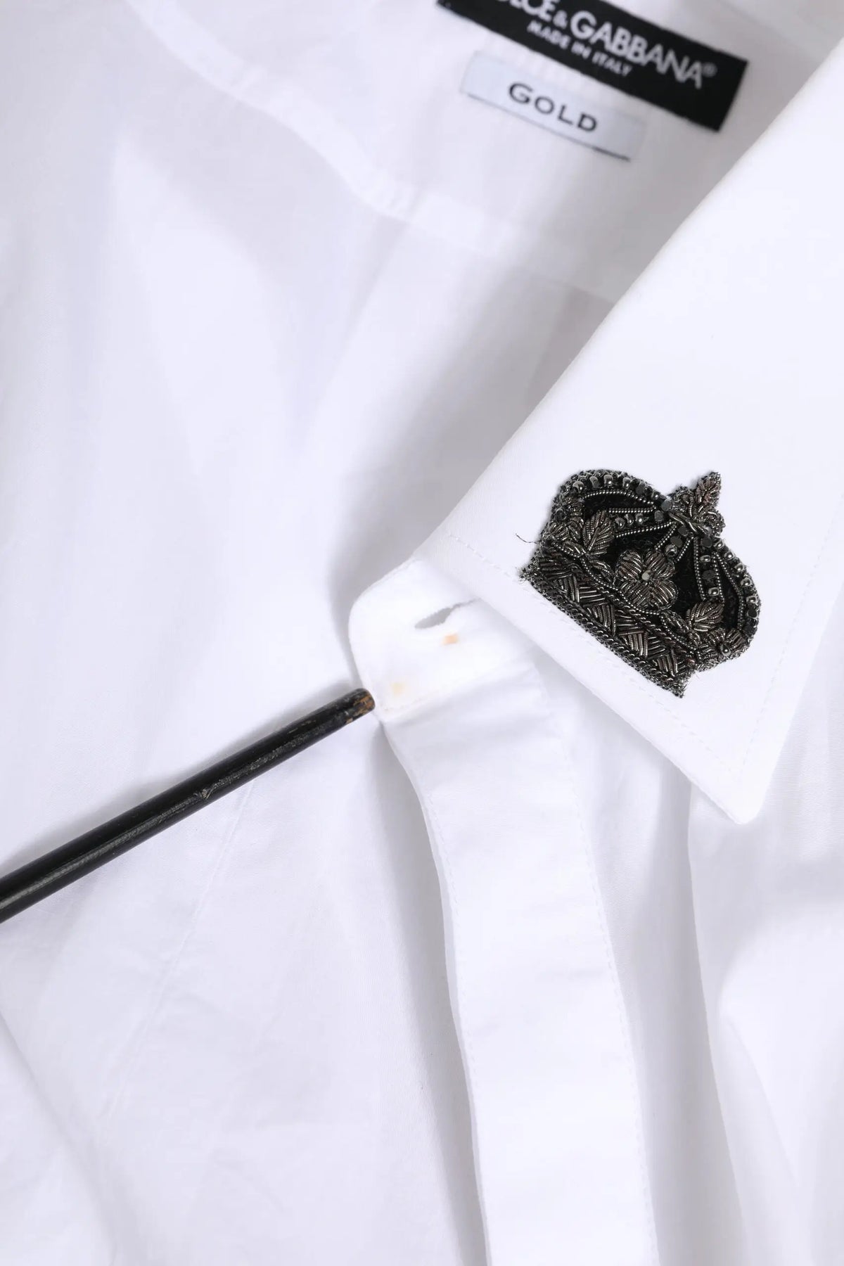 Épinglette de couronne noire perlée sur col de chemise blanche en coton dolce & gabbana formelle gold