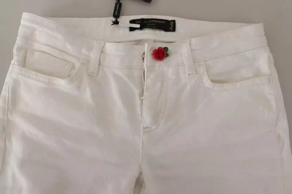 Jean slim blanc en denim de coton dolce & gabbana avec embellissement rose rouge au niveau du bouton et étiquette de marque