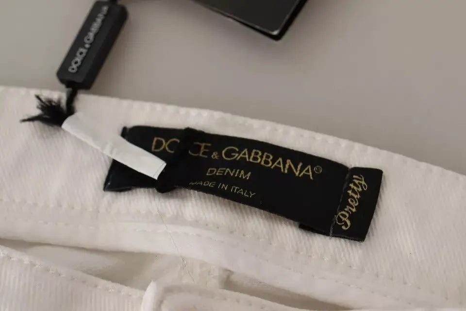Étiquette noire dolce & gabbana en denim avec lettrage doré indiquant made in italy et pretty sur jean slim fit blanc en coton