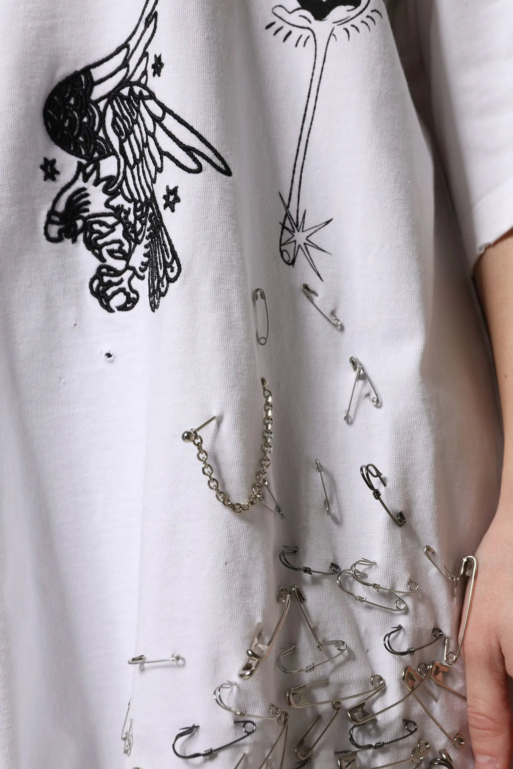 T-shirt blanc dolce & gabbana en coton avec aigle noir brodé, œil et épingles de sûreté argentées variées