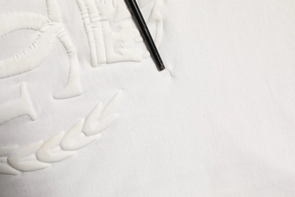Blanc sculpture en argile avec outil noir à côté pour t shirt homme en coton embossé couronne dg dolce gabbana