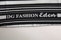 Écharpe noire et blanche rayée en coton avec broderie dg fashion eden sur tee-shirt dolce gabbana blanc col rond