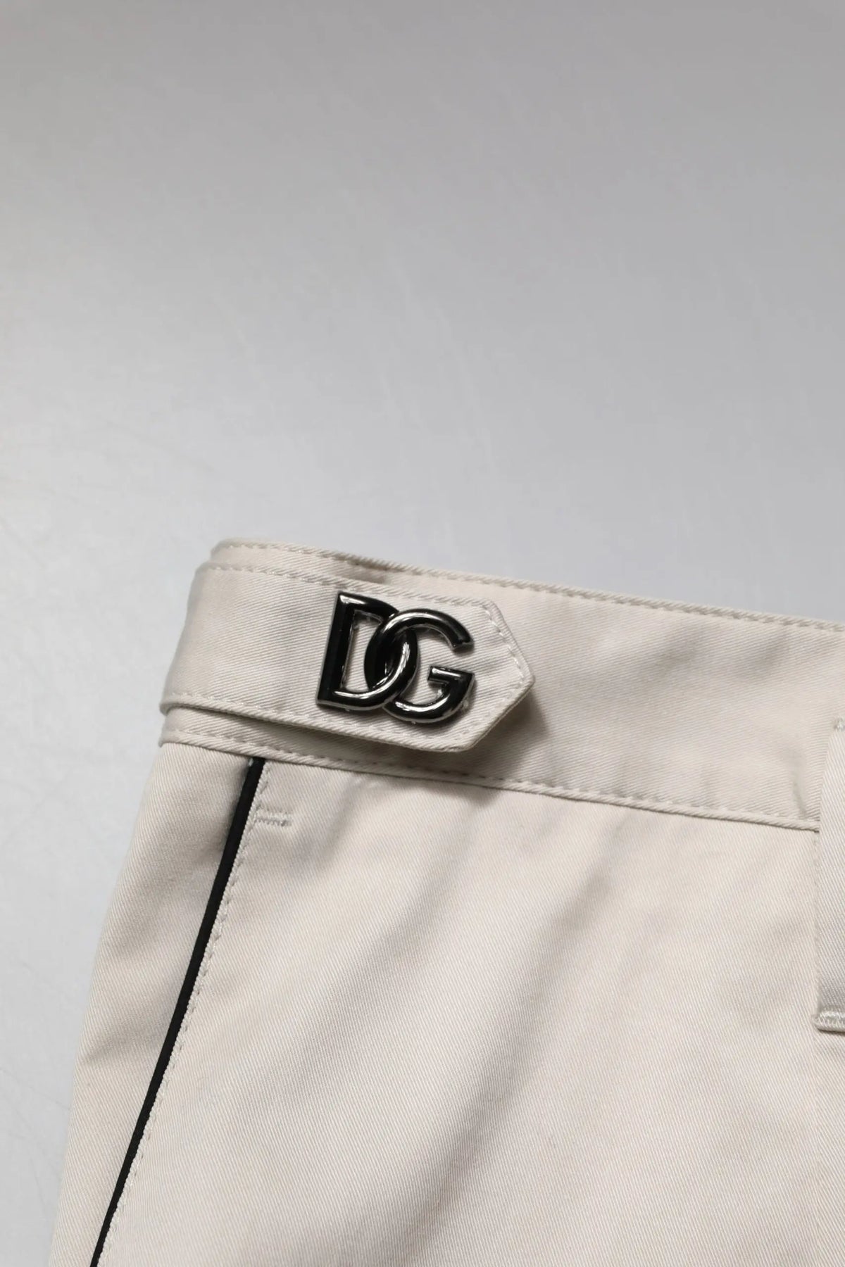 Pantalon slim formel en coton crème dolce gabbana avec plaque logo dg noire élégante à la taille