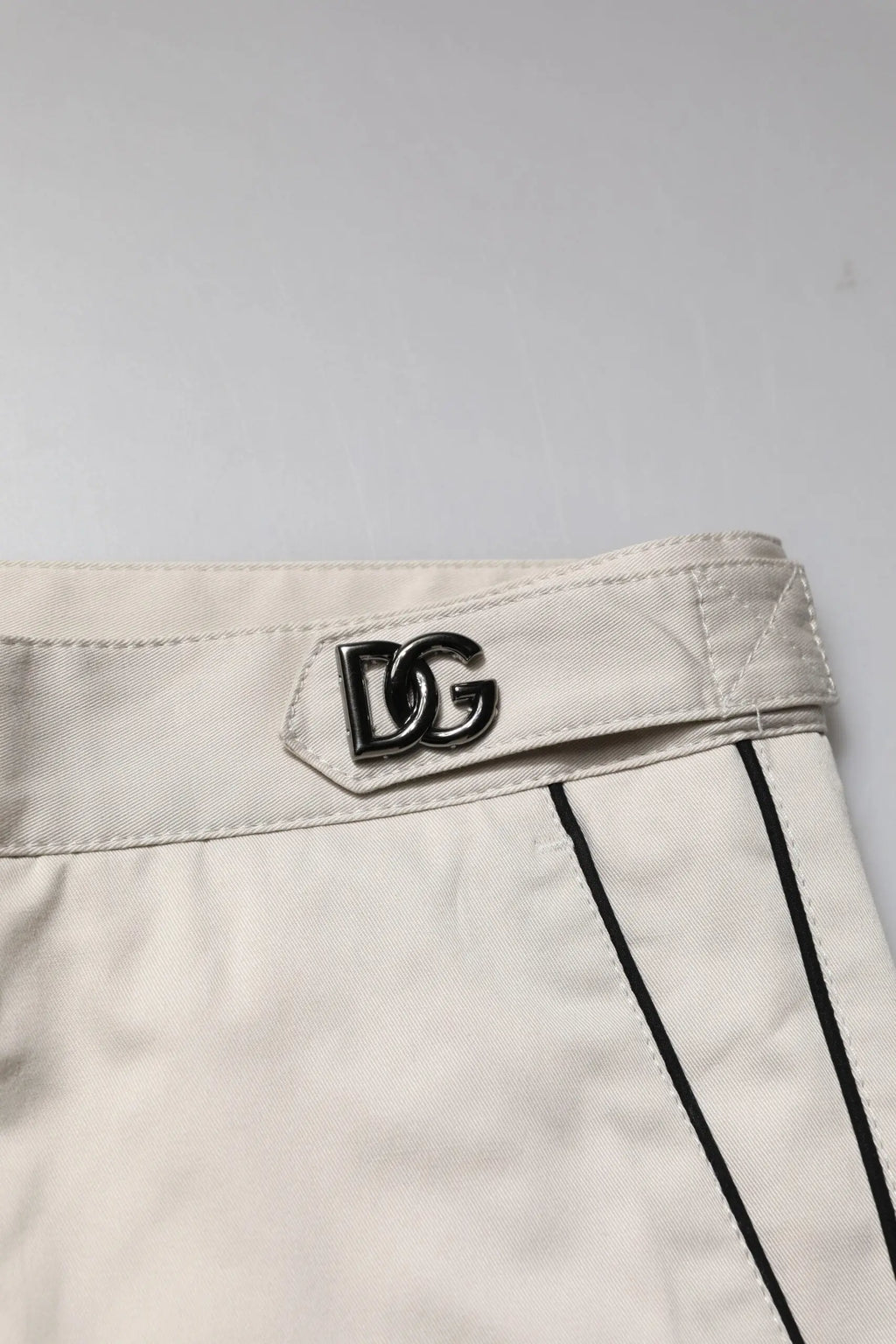 Shorts en coton crème avec plaque logo dg noire sur la taille dolce & gabbana pantalon slim formel blanc