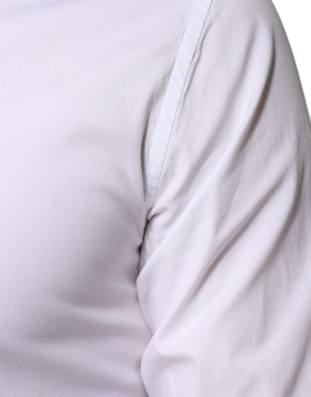 Chemise homme blanche en coton dolce et gabbana à manches longues avec texture lisse légèrement froissée et couture propre