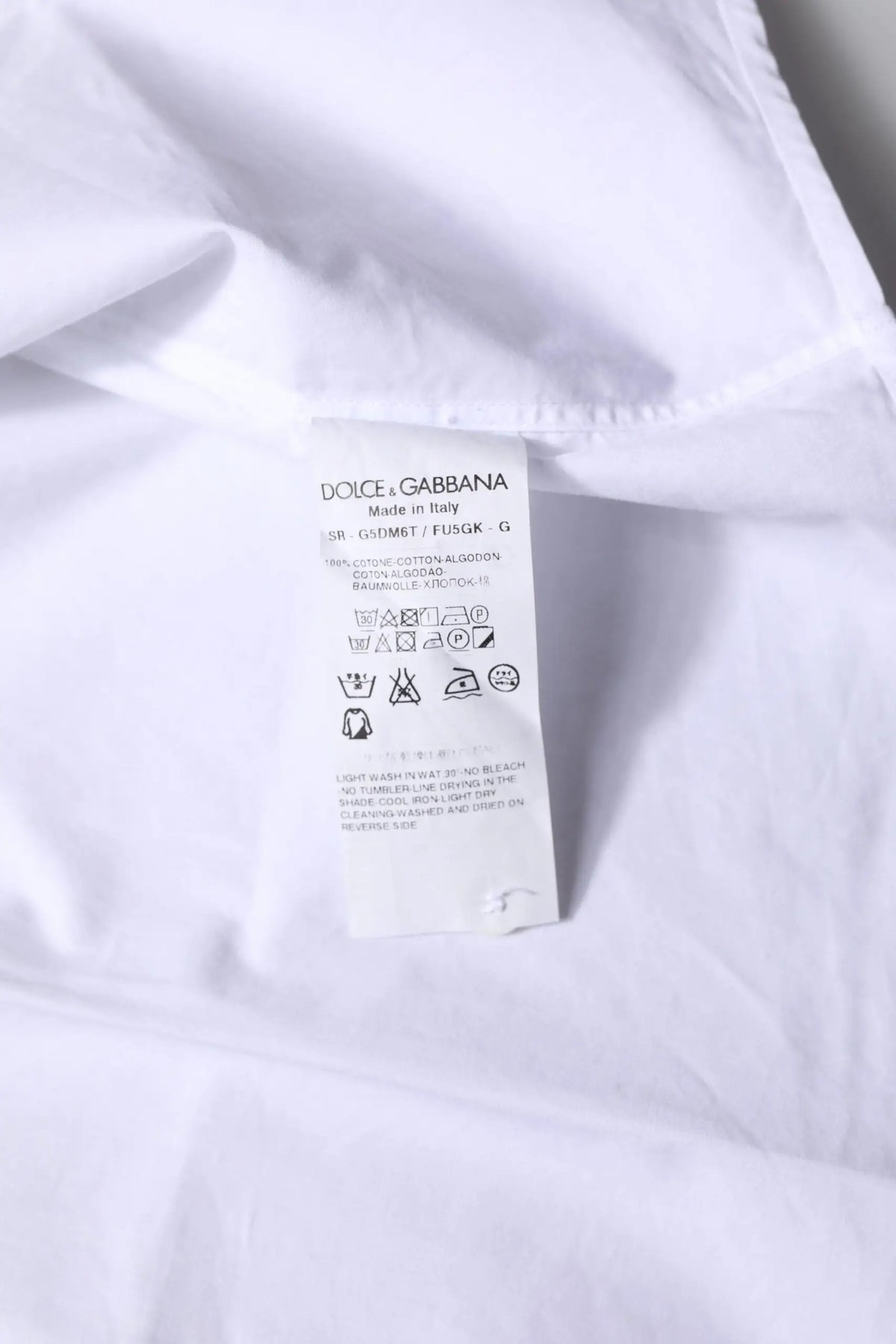 Étiquette d entretien blanche dolce gabbana avec texte noir pour chemise formelle blanche en coton à manches longues gold