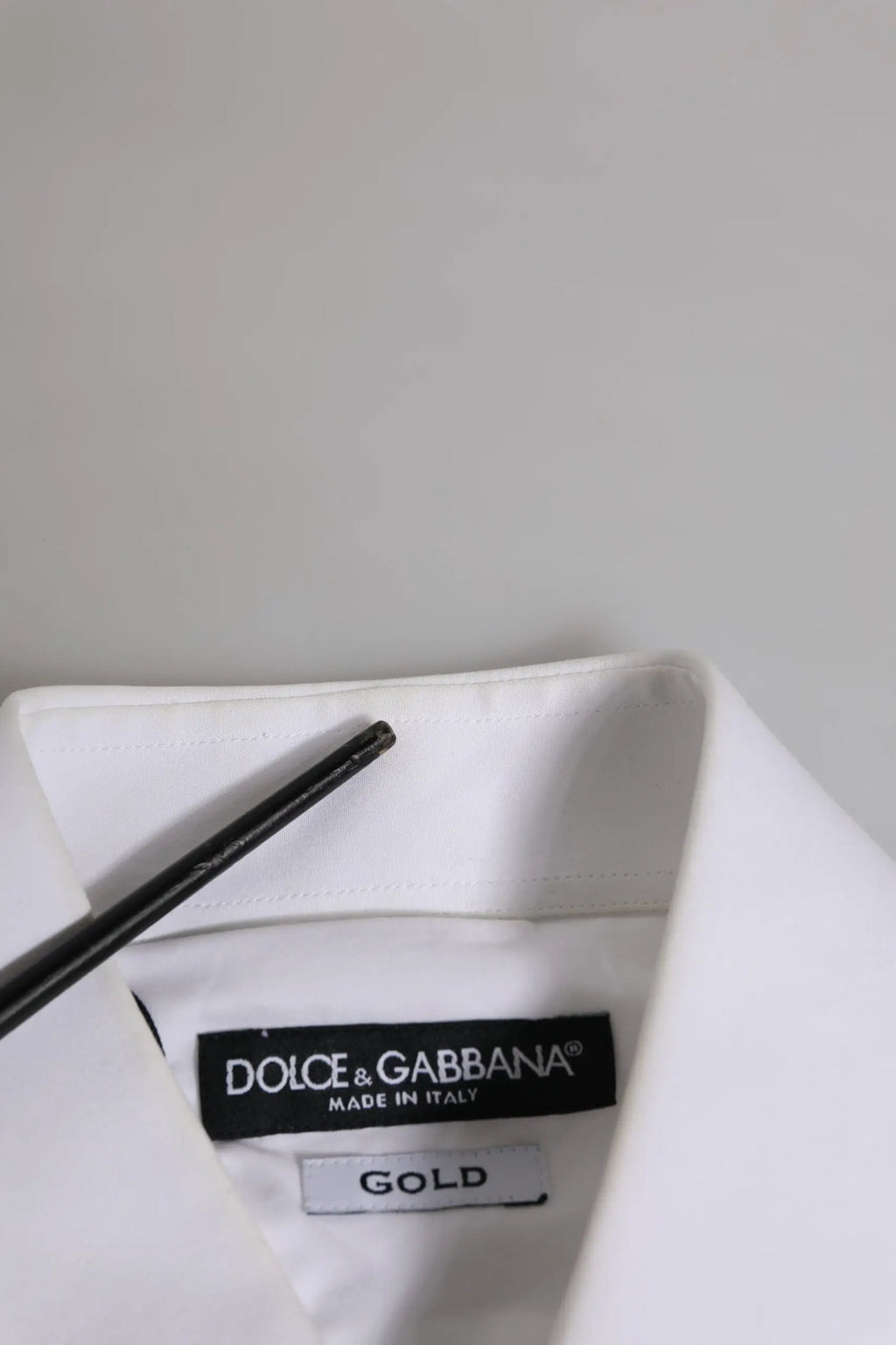 Col blanc dolce gabbana en coton avec col boutonné et étiquette noire et or sur chemise formelle manches longues gold