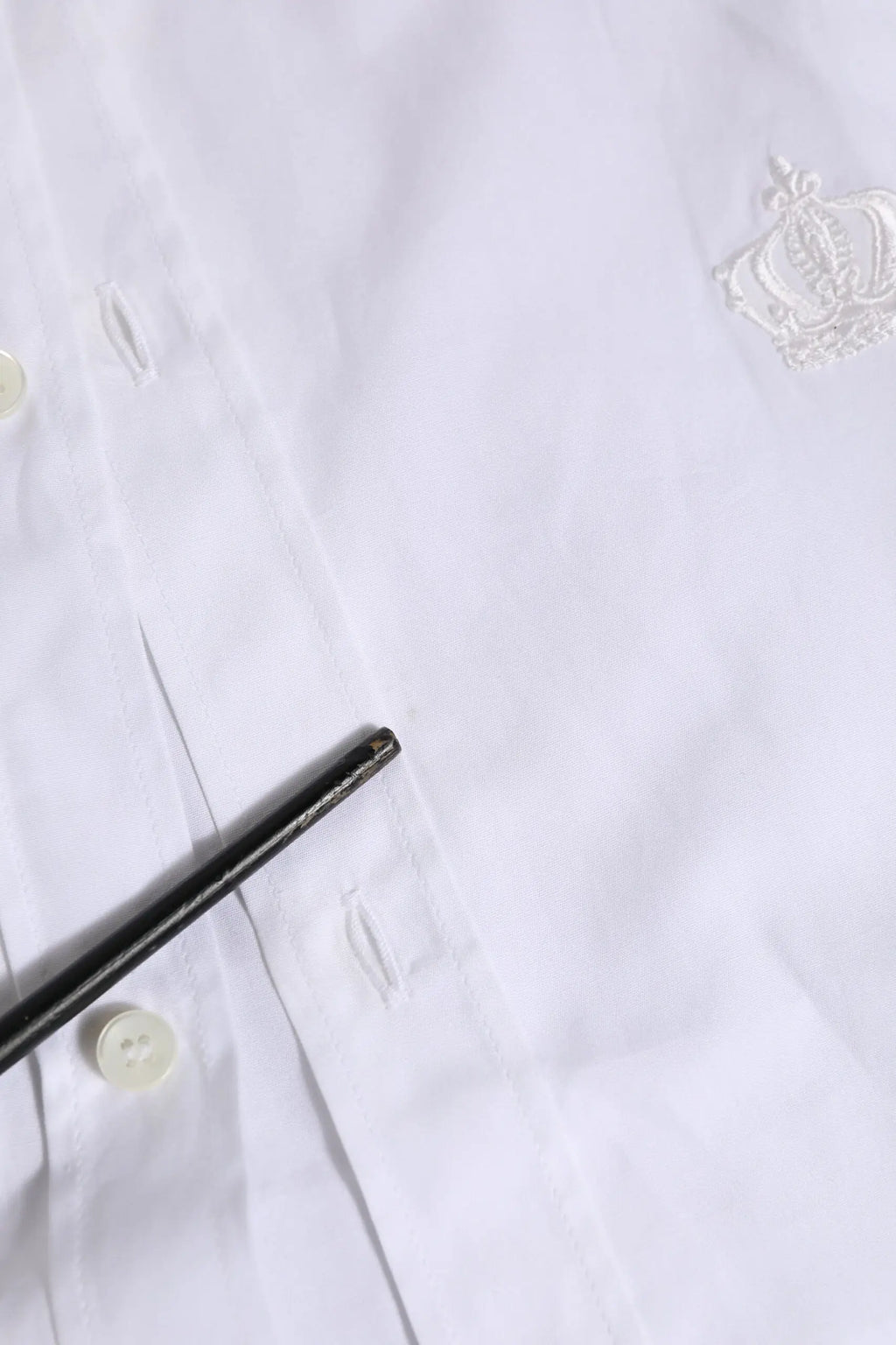 Chemise blanche en coton dolce & gabbana à manches longues avec logo couronne brodé discrètement sur la poitrine