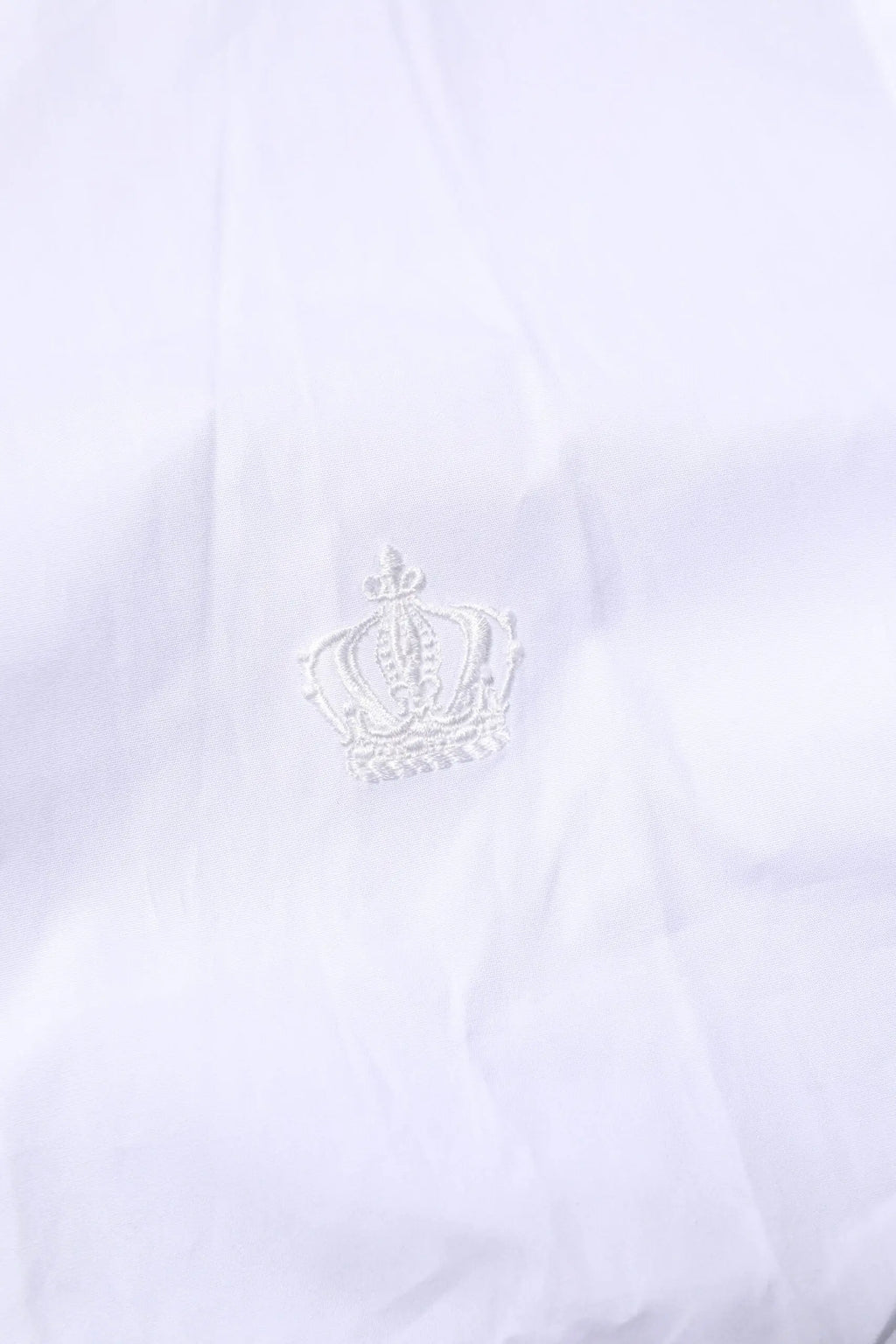 Chemise blanche en coton dolce et gabbana à manches longues avec broderie couronne argentée subtile sur la poitrine