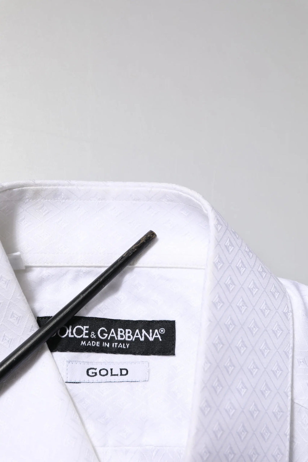 Chemise formelle blanche dolce & gabbana en coton avec motif géométrique subtil et étiquette made in italy gold