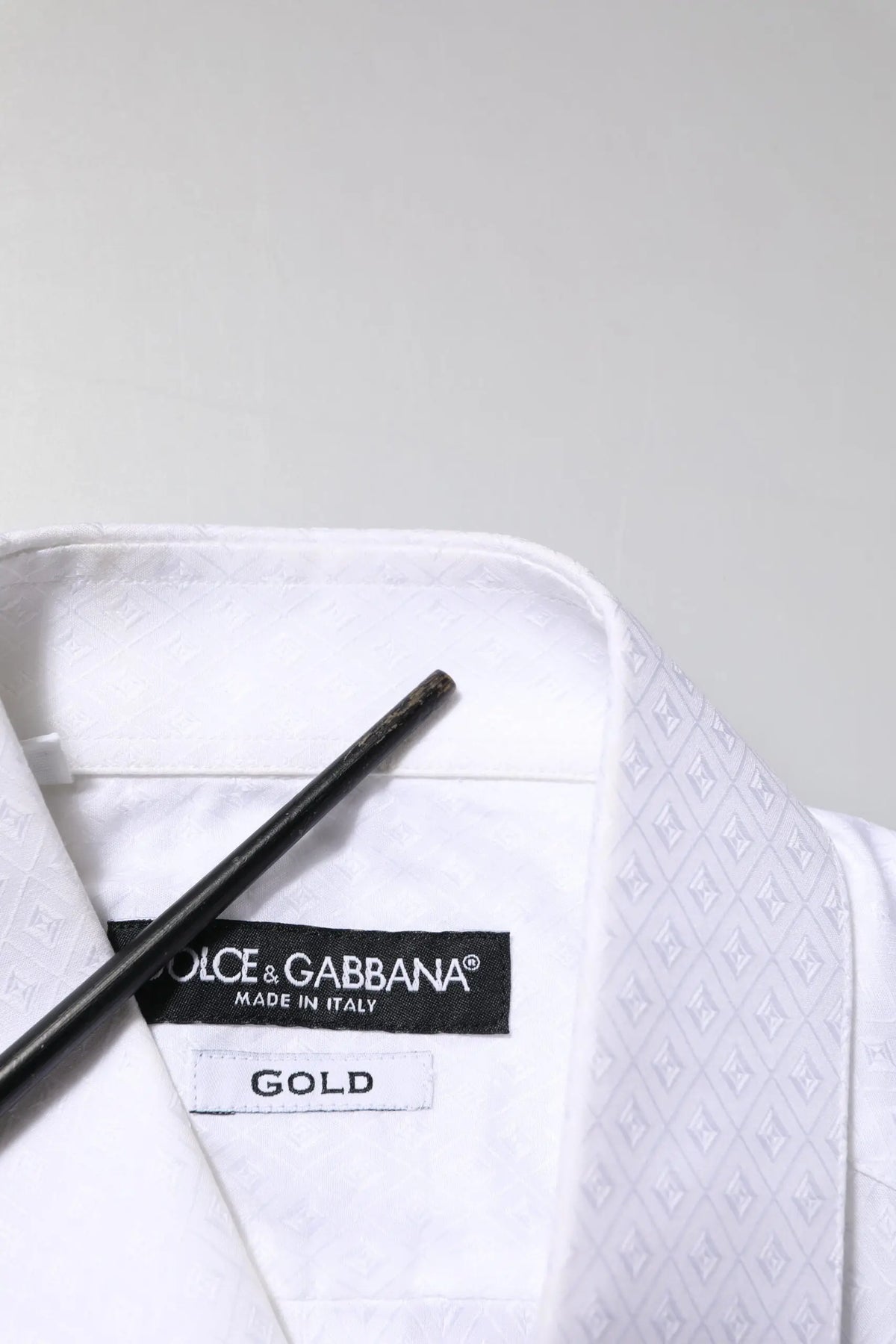 Chemise formelle blanche dolce & gabbana en coton avec motif géométrique subtil et étiquette made in italy gold