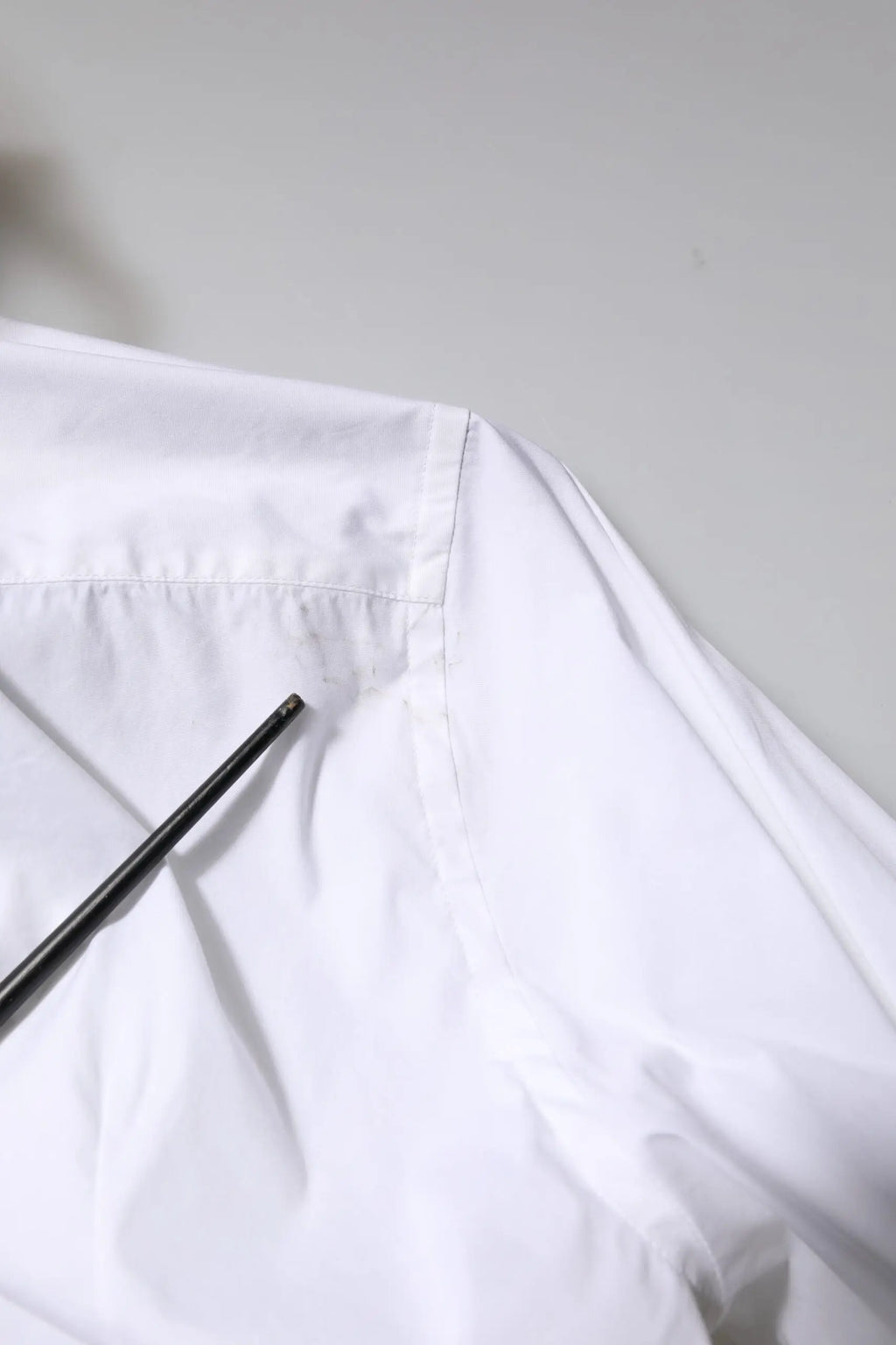 Col blanc en coton dolce & gabbana avec surpiqûres soignées et stylo noir posé dessus pour chemise formelle à manches longues gold