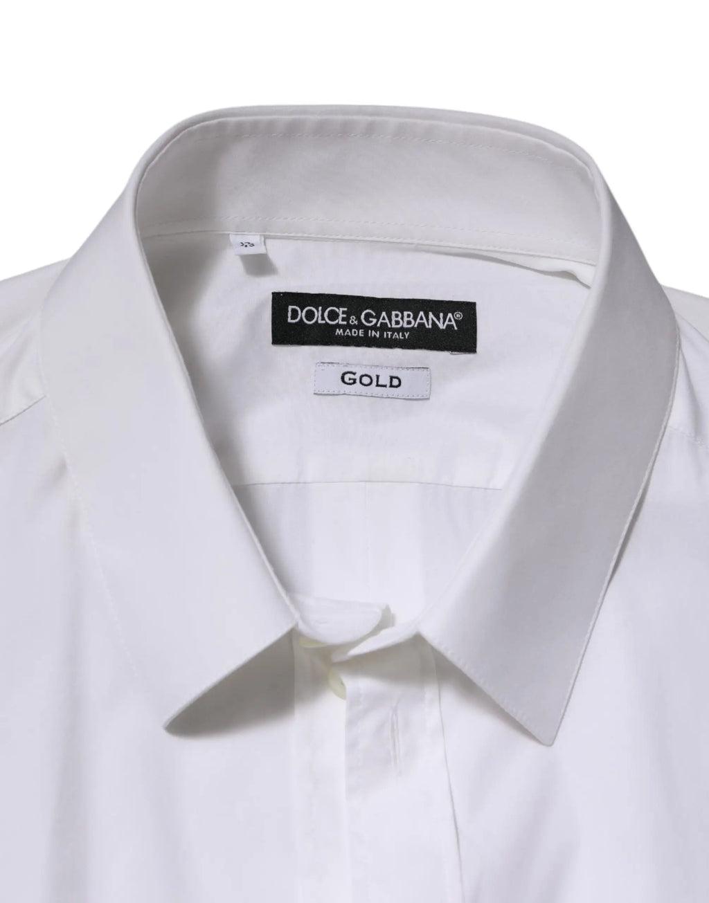 Chemise formelle blanche dolce & gabbana en coton avec col net et étiquette dorée indiquant le tissu