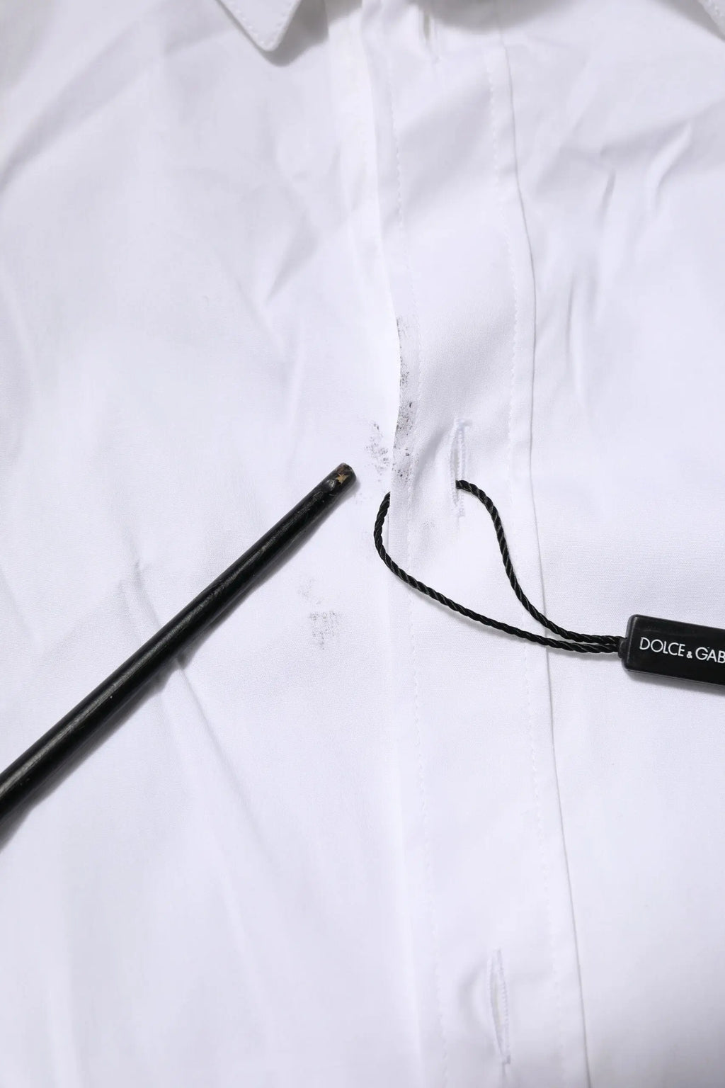 Chemise blanche en coton dolce & gabbana manches longues modèle gold avec étiquette de marque noire au col