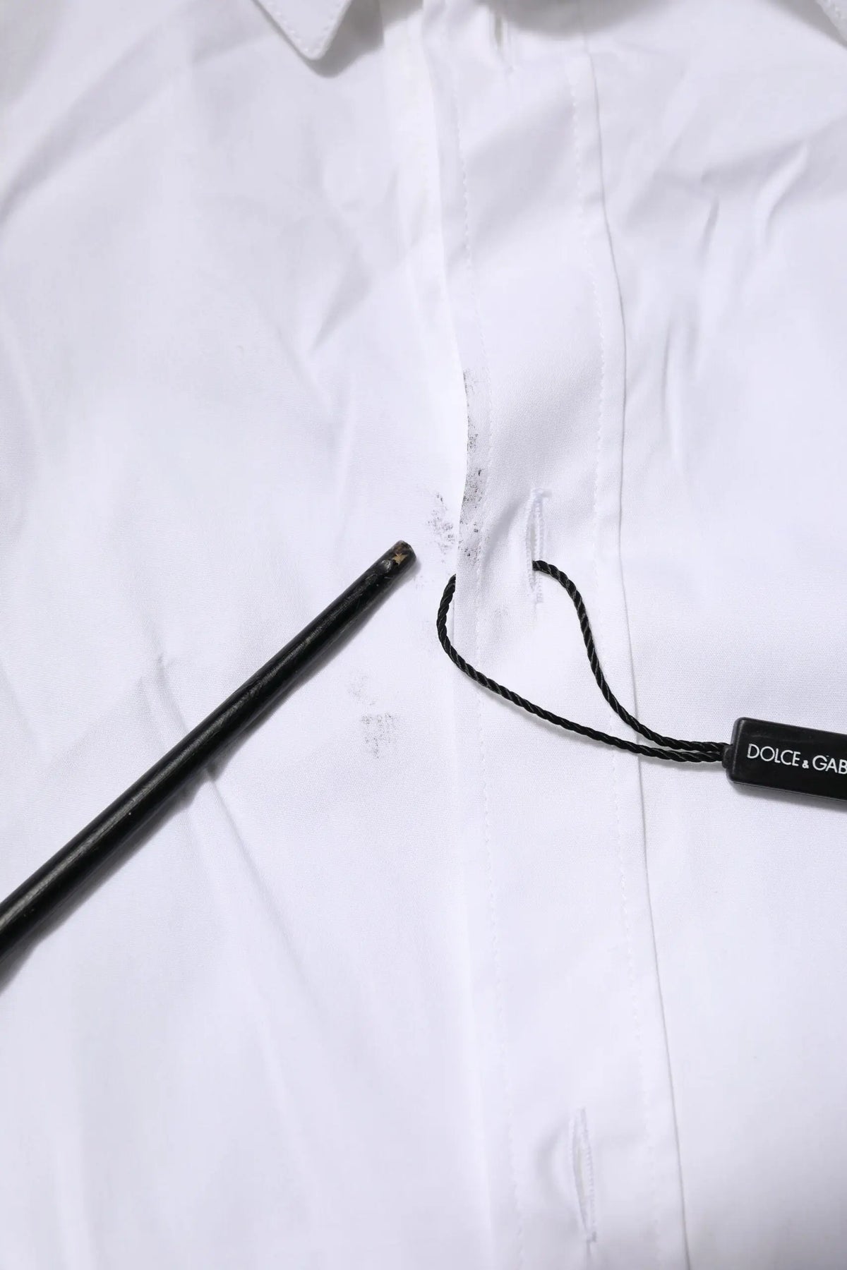 Chemise blanche en coton dolce & gabbana manches longues modèle gold avec étiquette de marque noire au col