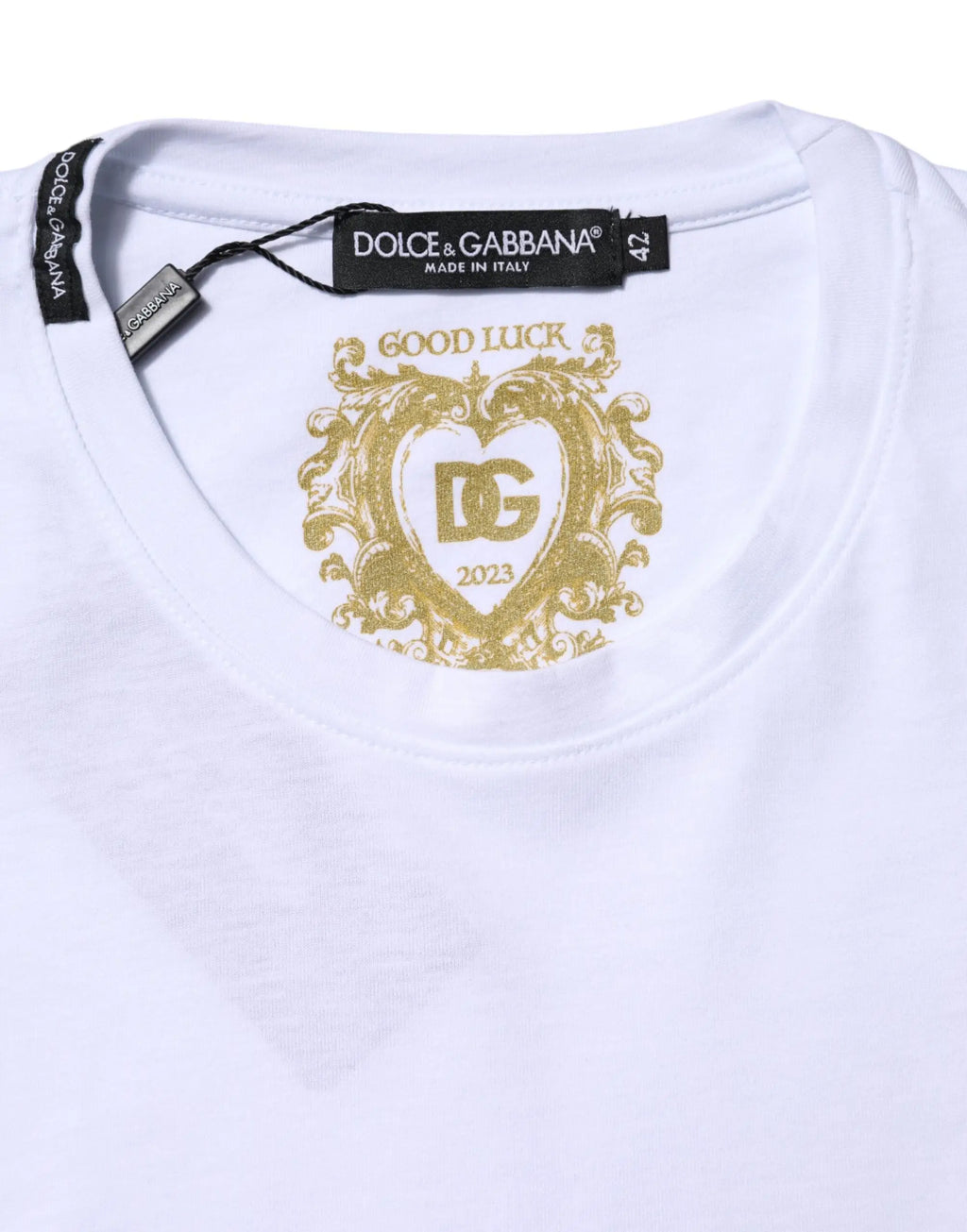 T-shirt dolce & gabbana blanc en coton avec écusson doré embossé good luck dg 2023 au centre