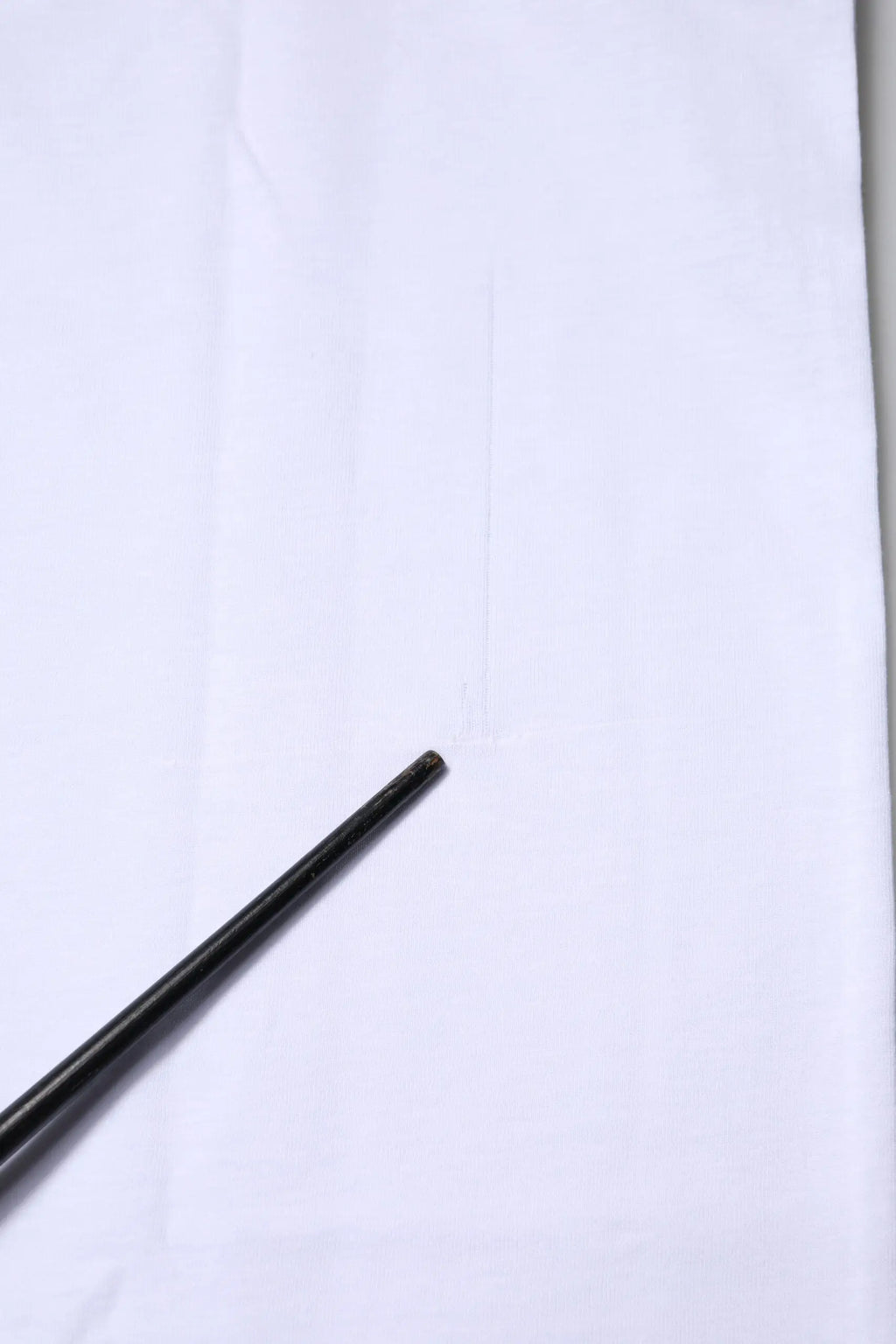 Chopsticks noirs mat au fini lisse avec t-shirt dolce & gabbana en coton blanc col rond goodluck 2023