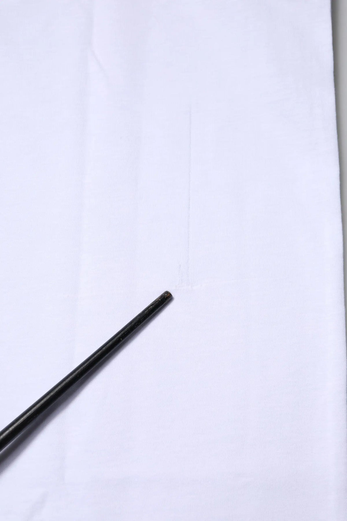 Chopsticks noirs mat au fini lisse avec t-shirt dolce & gabbana en coton blanc col rond goodluck 2023