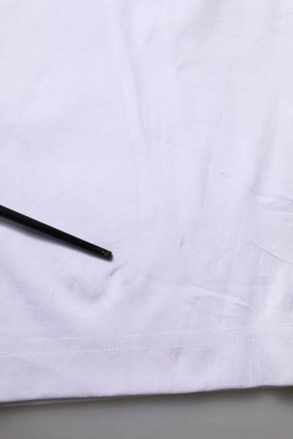 Dolce & gabbana t-shirt blanc en coton avec col rond et imprimé graphique avec un stylo noir posé dessus