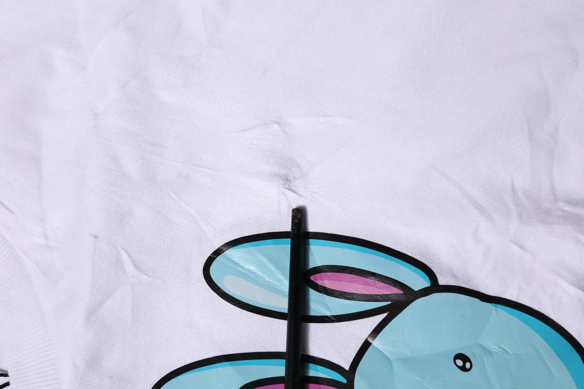 Un t-shirt dolce & gabbana en coton blanc avec un col rond et une impression graphique d un lapin bleu clair avec des oreilles roses