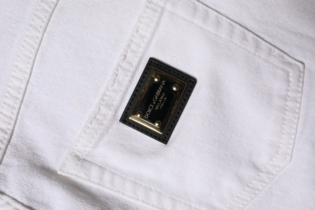 Patch en cuir noir avec plaque metal dore dolce gabbana milano cousue sur jean blanc en coton taille haute droit