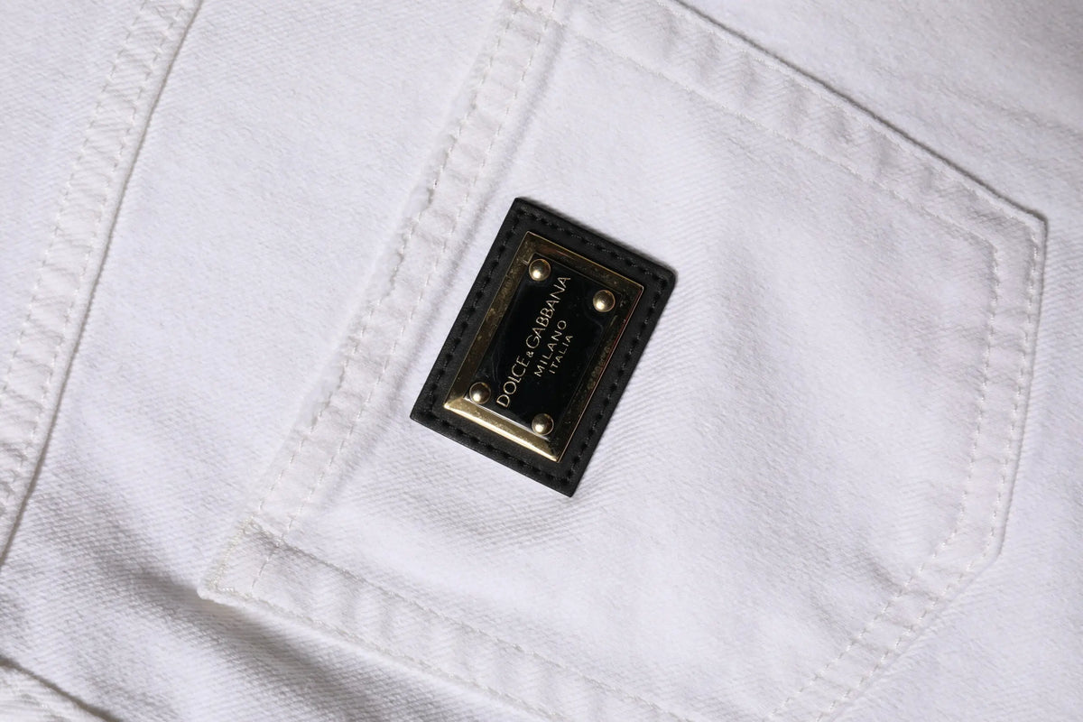 Patch en cuir noir avec plaque metal dore dolce gabbana milano cousue sur jean blanc en coton taille haute droit