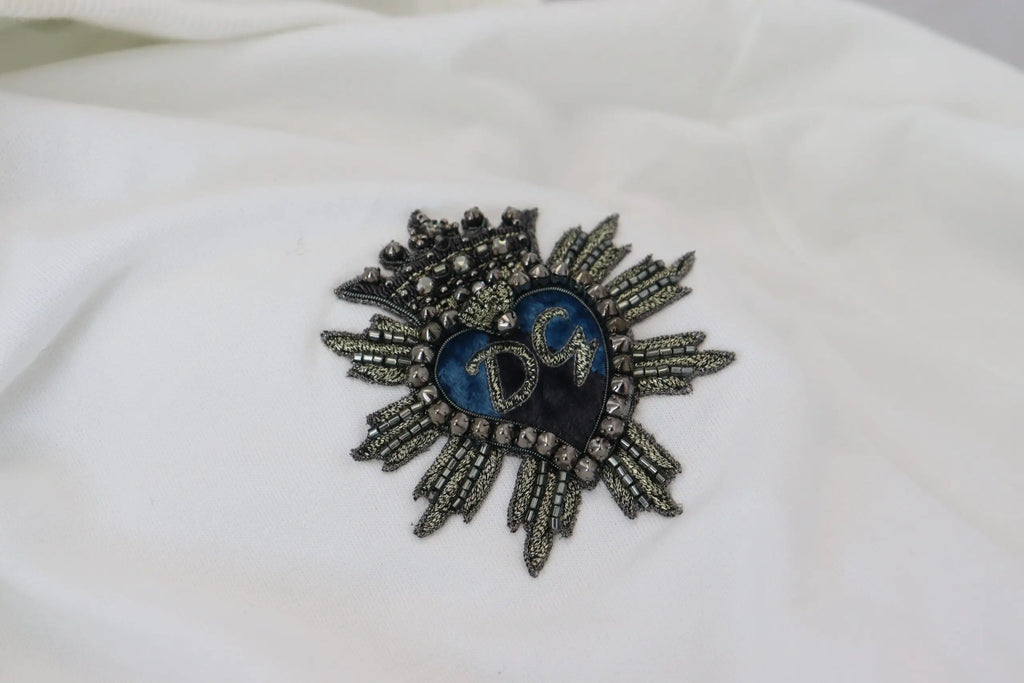 Dolce & gabbana sweat à capuche blanc en coton avec broche cœur bleu foncé à rayons argentés et ornements métalliques