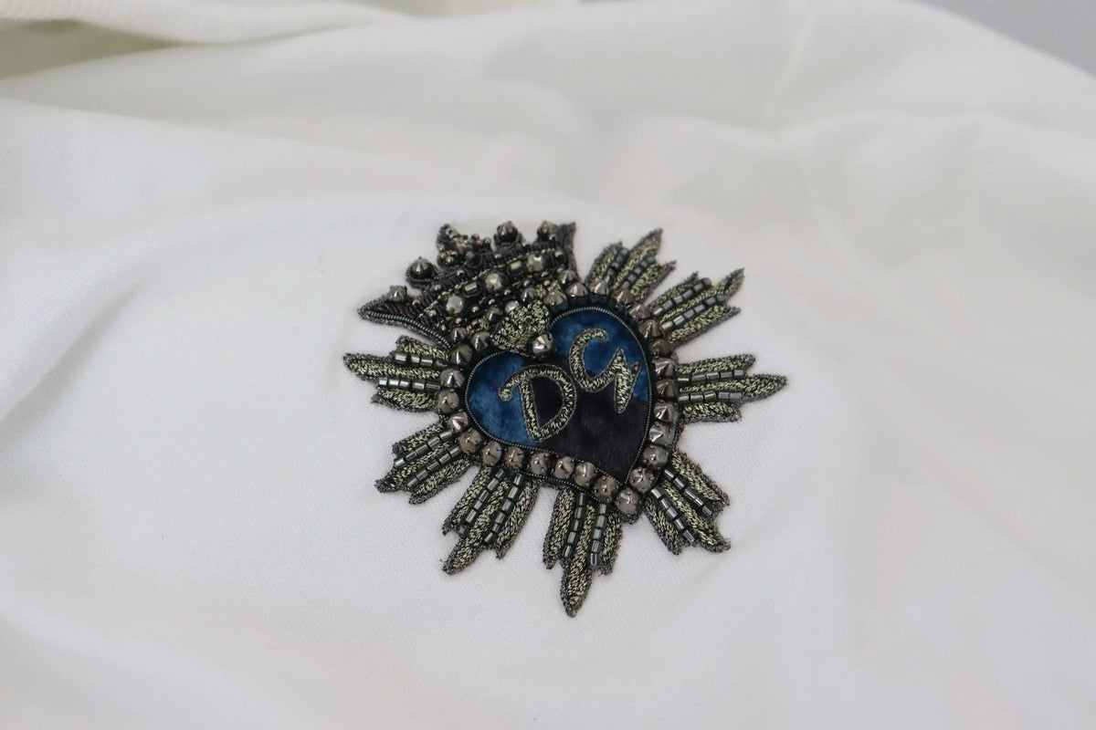 Dolce & gabbana sweat à capuche blanc en coton avec broche cœur bleu foncé à rayons argentés et ornements métalliques