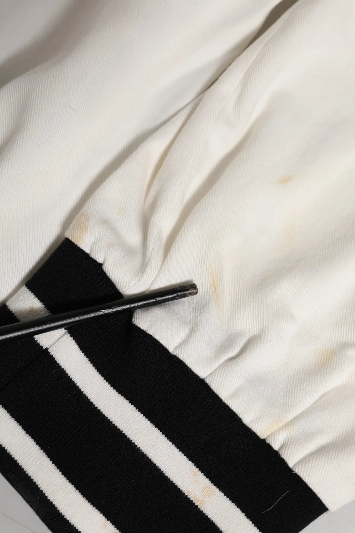 Manchette en maille rayée blanc et noir avec texture subtile sur pantalon jogger cargo skinny en coton blanc dolce & gabbana homme