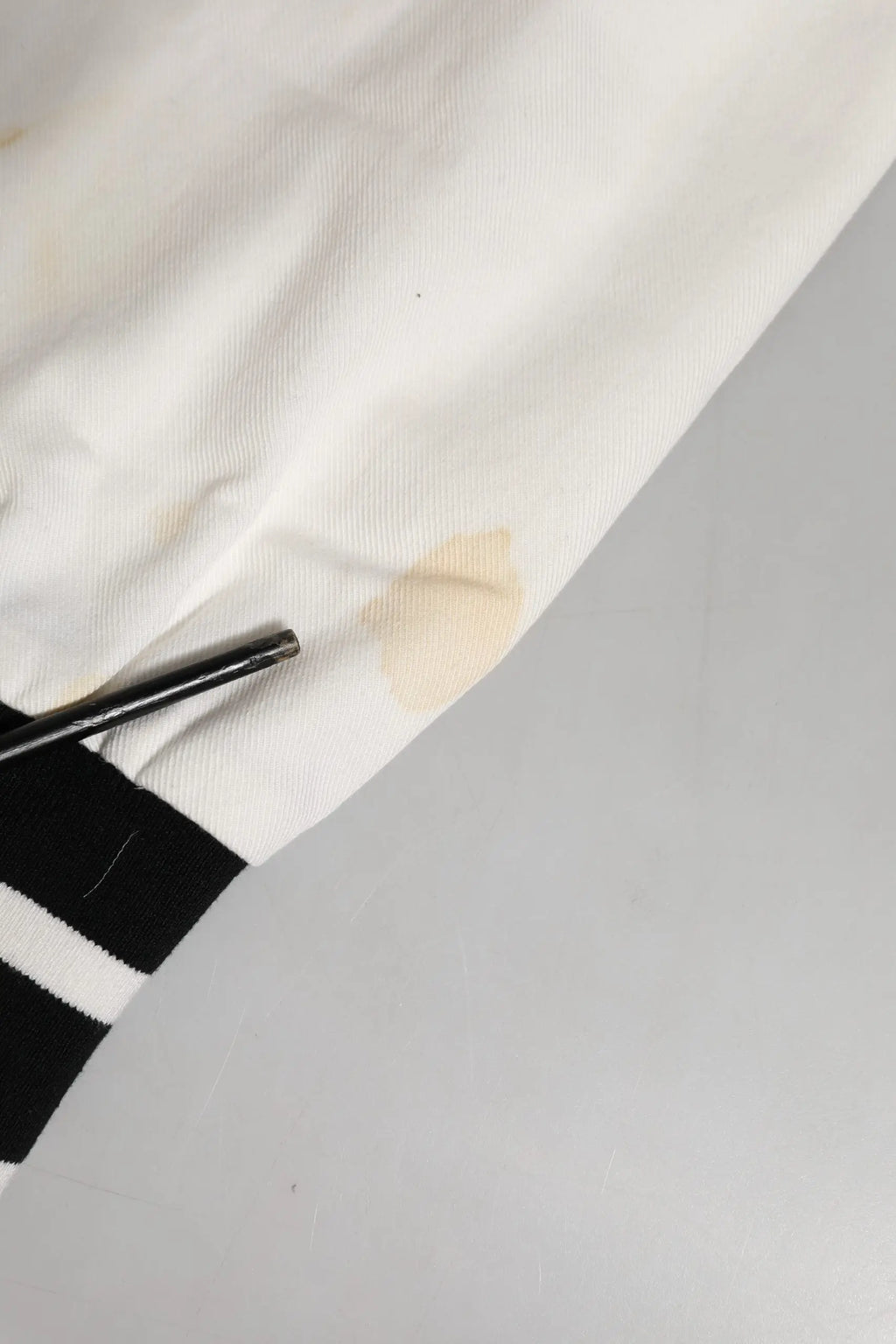 Veste blanche avec poignets rayés noir et blanc dans le pantalon cargo skinny blanc en coton Dolce & Gabbana pour homme