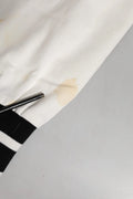 Veste blanche avec poignets rayés noir et blanc dans le pantalon cargo skinny blanc en coton Dolce & Gabbana pour homme