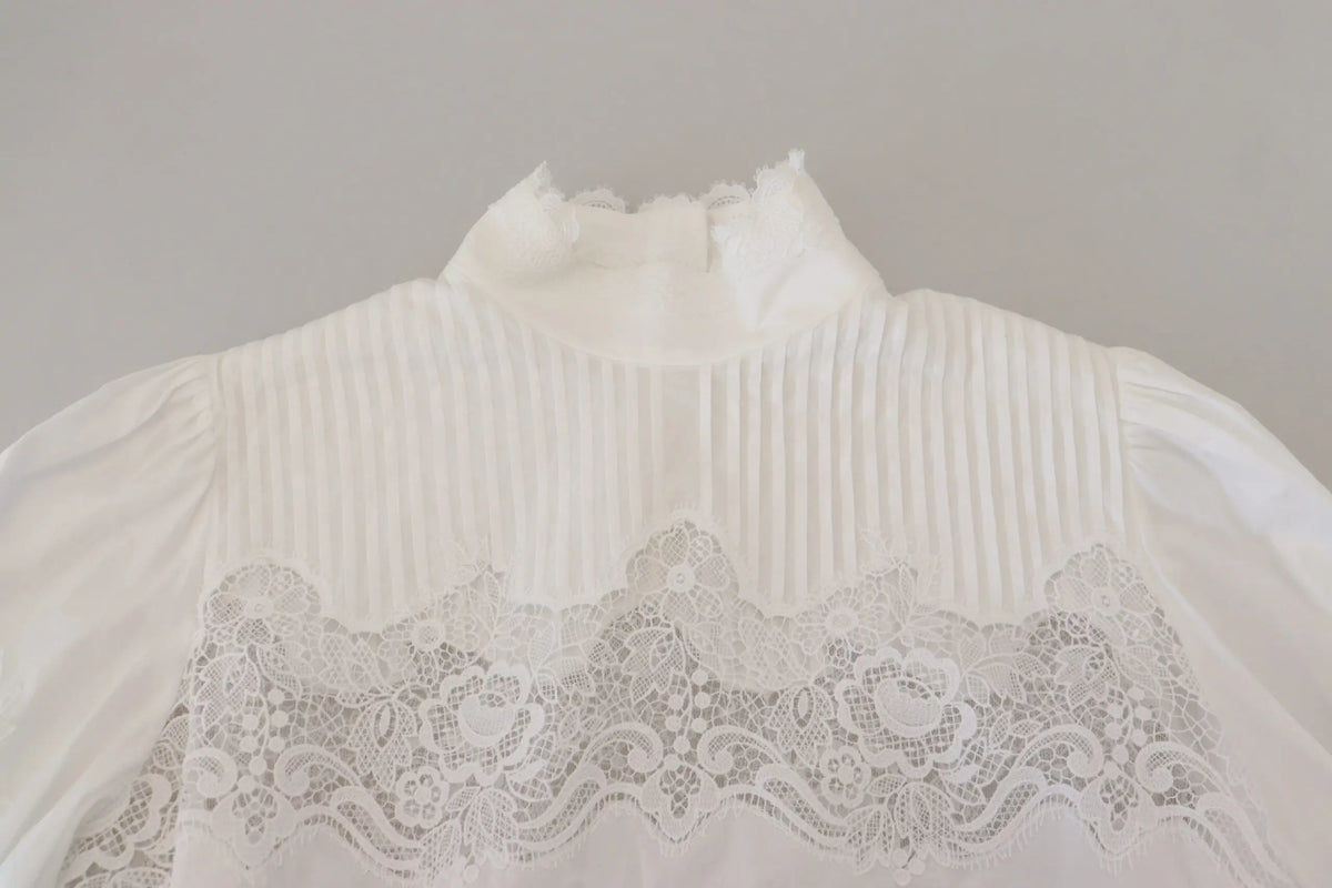 Blouse blanche dolce & gabbana en coton avec col montant, plis verticaux et dentelle délicate au col
