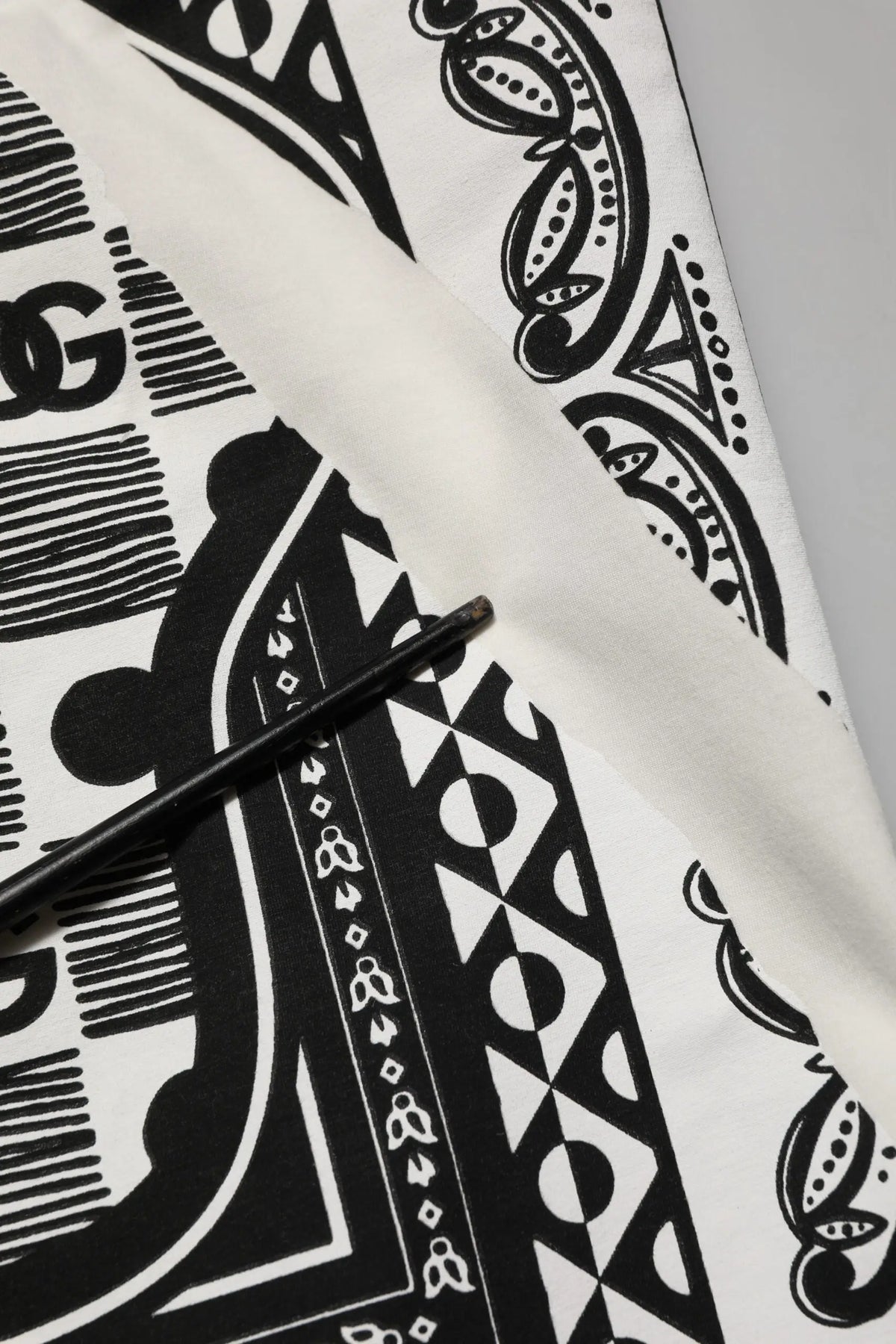 Écharpe noire et blanche en coton avec motifs géométriques et tribaux sur t-shirt homme dolce gabbana blanc