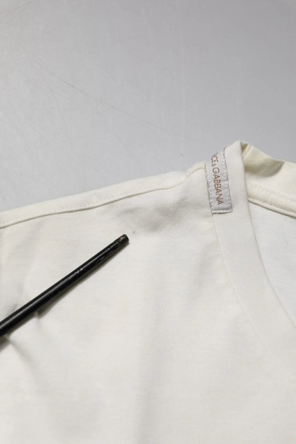 Dolce & gabbana t-shirt blanc en coton avec col côtelé subtil et étiquette grise de la marque