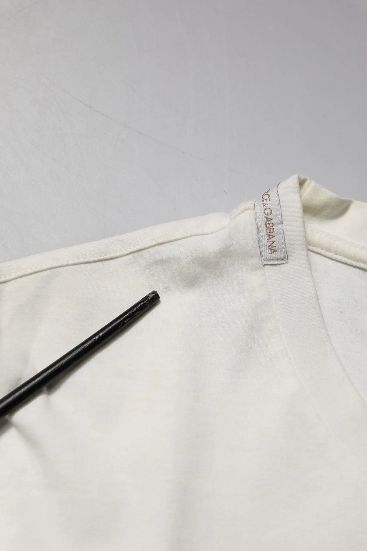 Dolce & gabbana t-shirt blanc en coton avec col côtelé subtil et étiquette grise de la marque