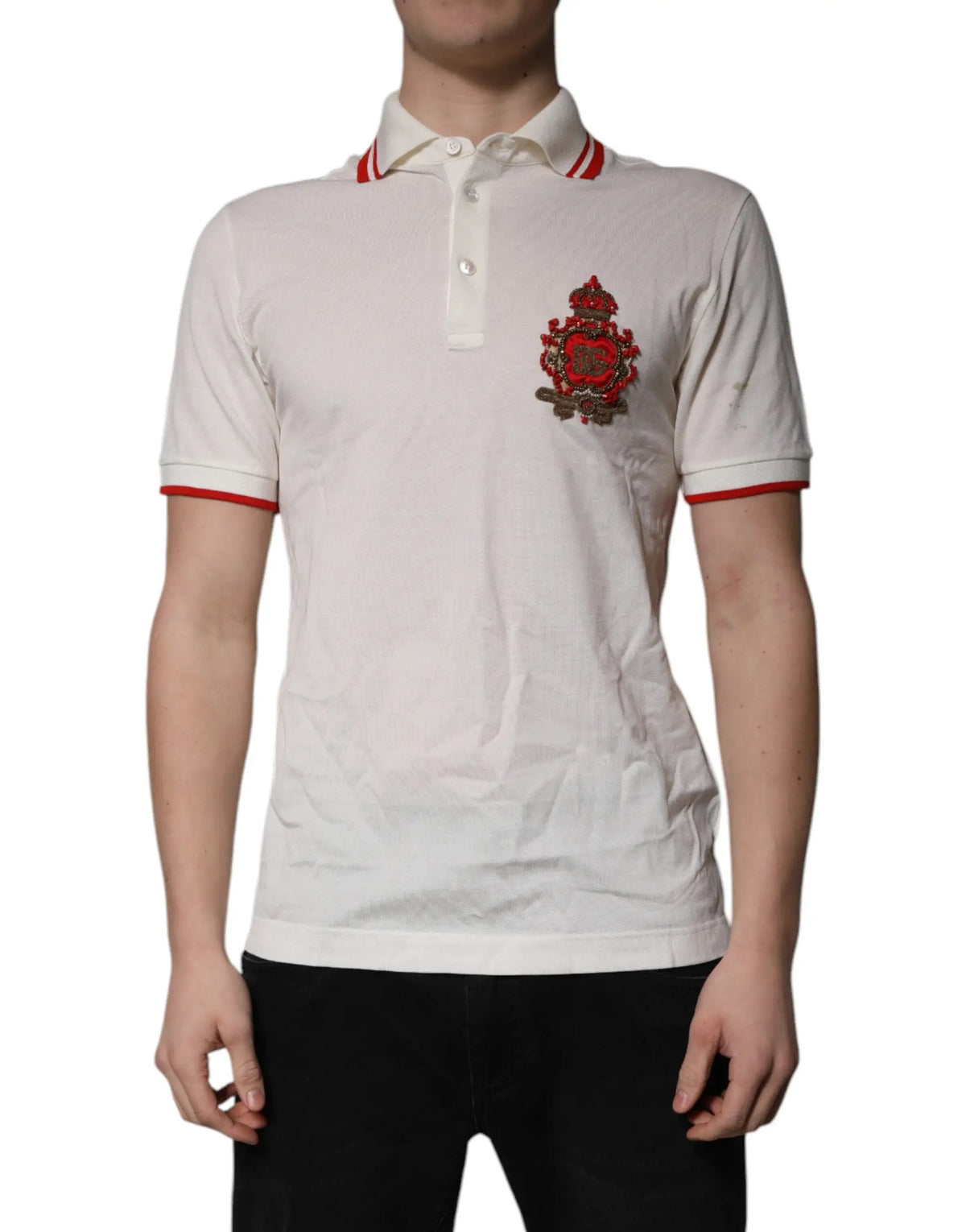 Polo dolce gabbana en coton blanc avec col et manches bordés de rouge et écusson brodé détail rouge et or