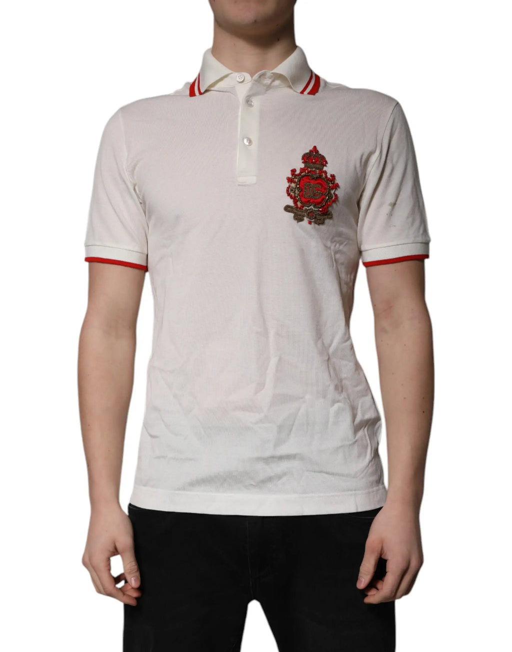 Polo homme dolce & gabbana blanc en coton avec col et manches rouges et crest brodé rouge et or sur la poitrine
