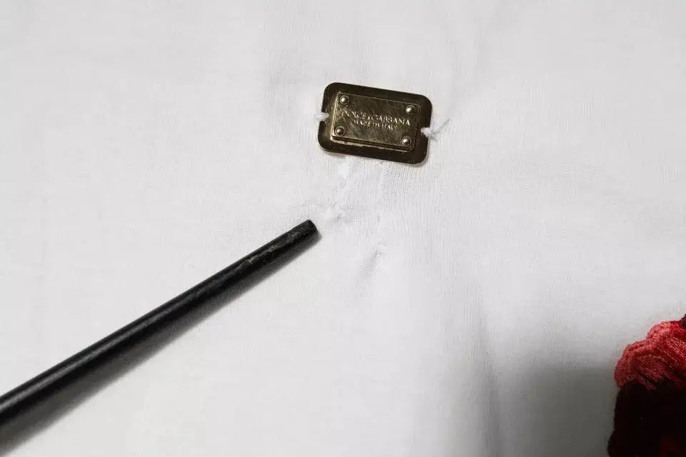 Étiquette métallique rectangulaire en laiton gravée dolce & gabbana et made in italy sur tissu blanc du t-shirt coton blanc