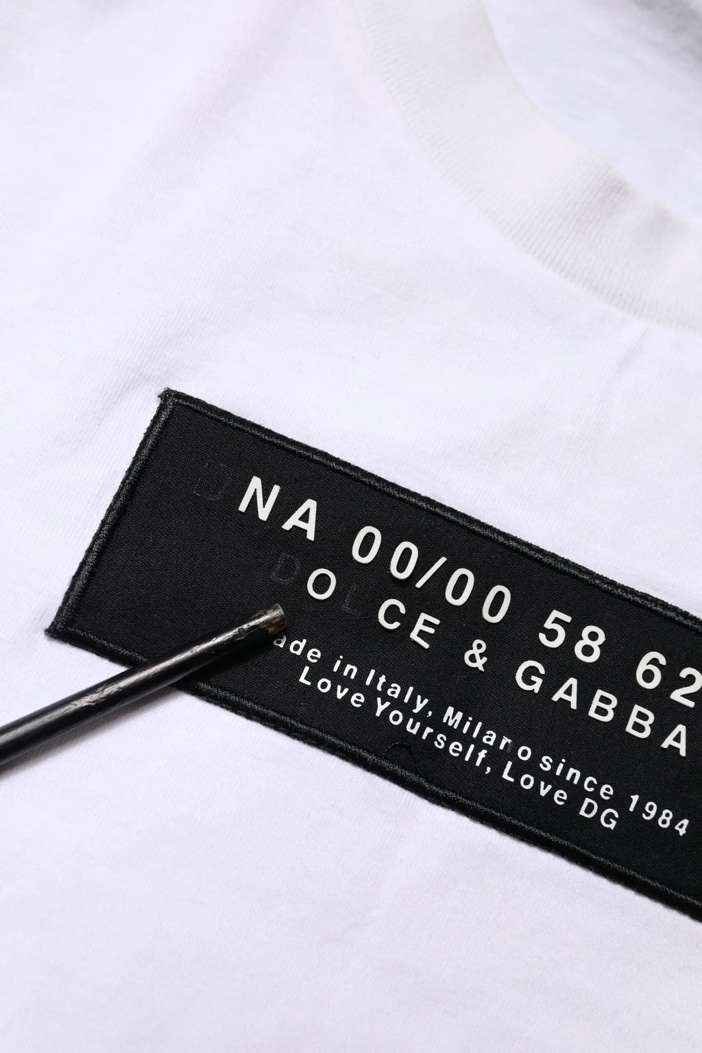 T-shirt dolce et gabbana blanc en coton avec patch logo brodé noir et texte blanc dolce et gabbana