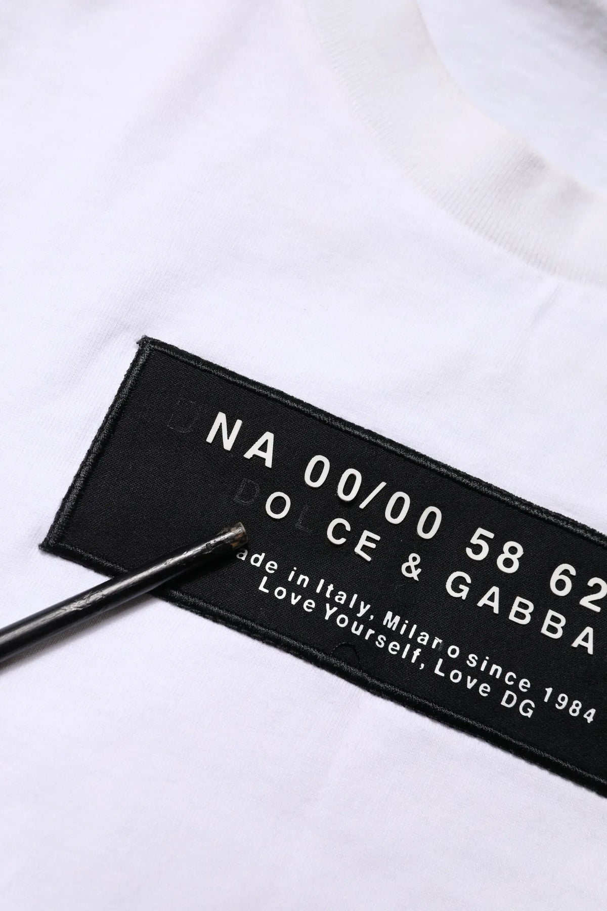 T-shirt dolce et gabbana blanc en coton avec patch logo brodé noir et texte blanc dolce et gabbana