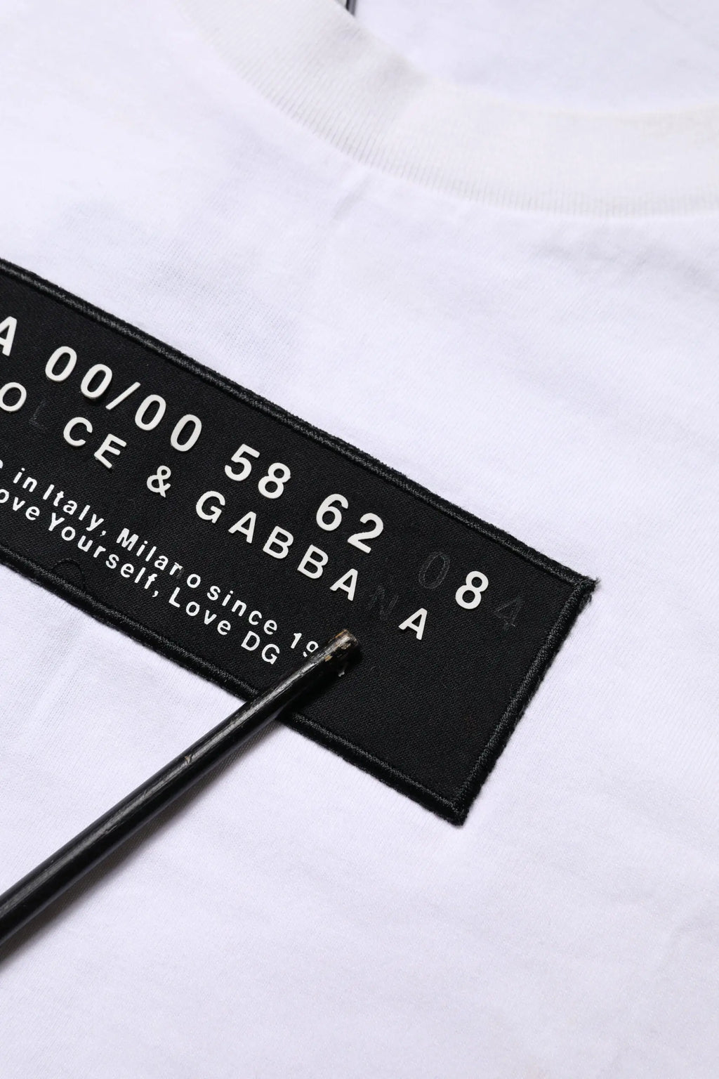 T-shirt blanc en coton dolce et gabbana avec étiquette noire rectangulaire et texte blanc logo patch