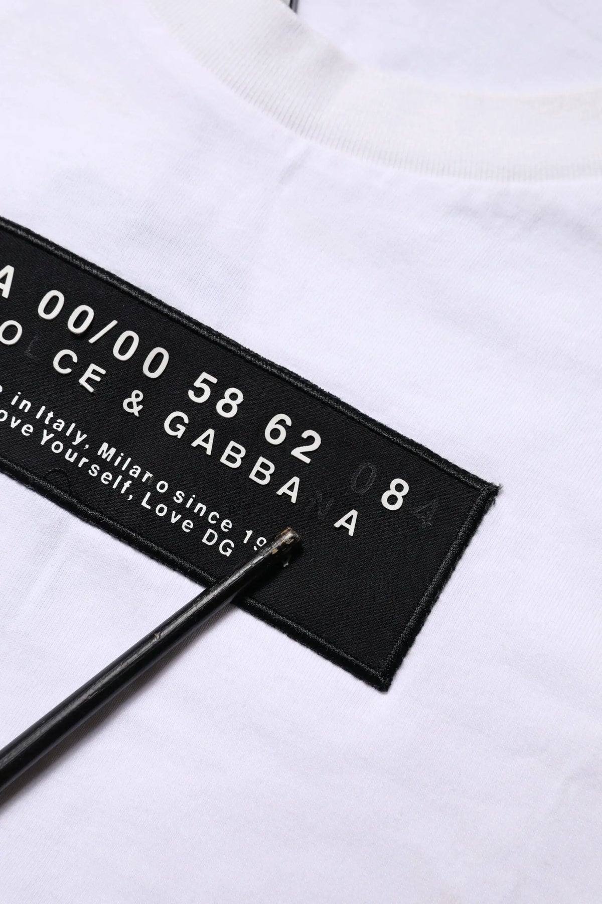 T-shirt blanc en coton dolce et gabbana avec étiquette noire rectangulaire et texte blanc logo patch