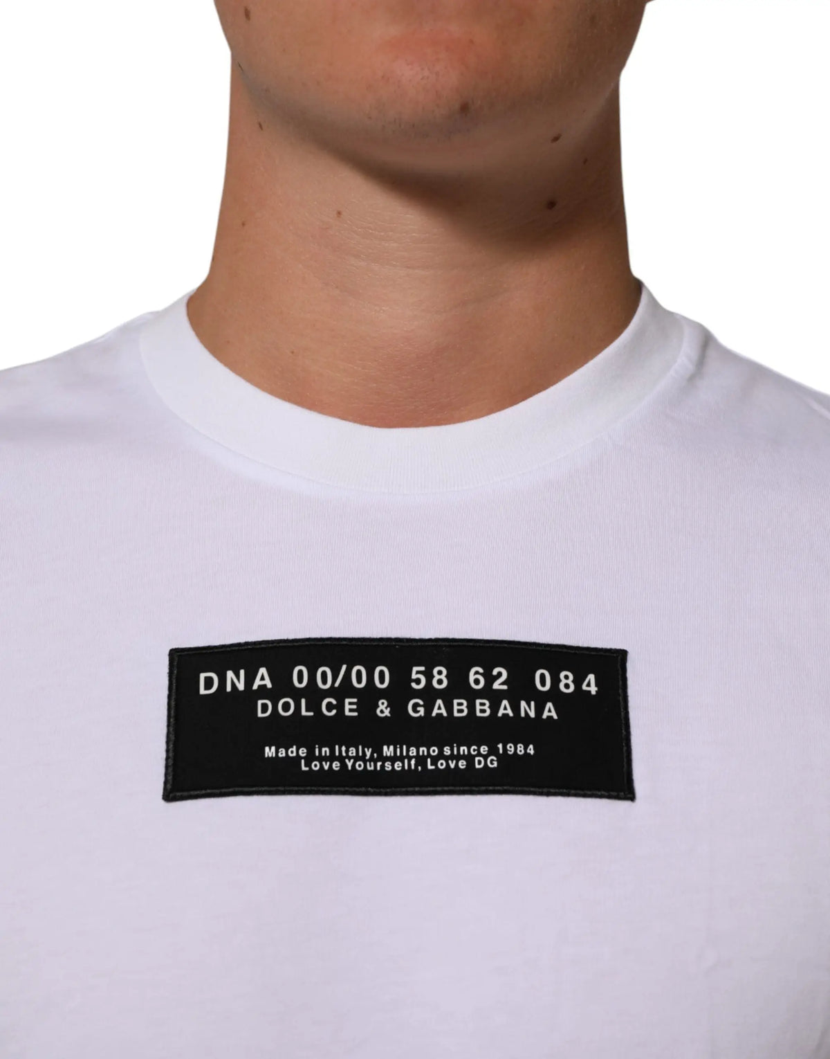 Dolce & gabbana t shirt blanc en coton pour homme avec logo noir rectangulaire et imprimé blanc