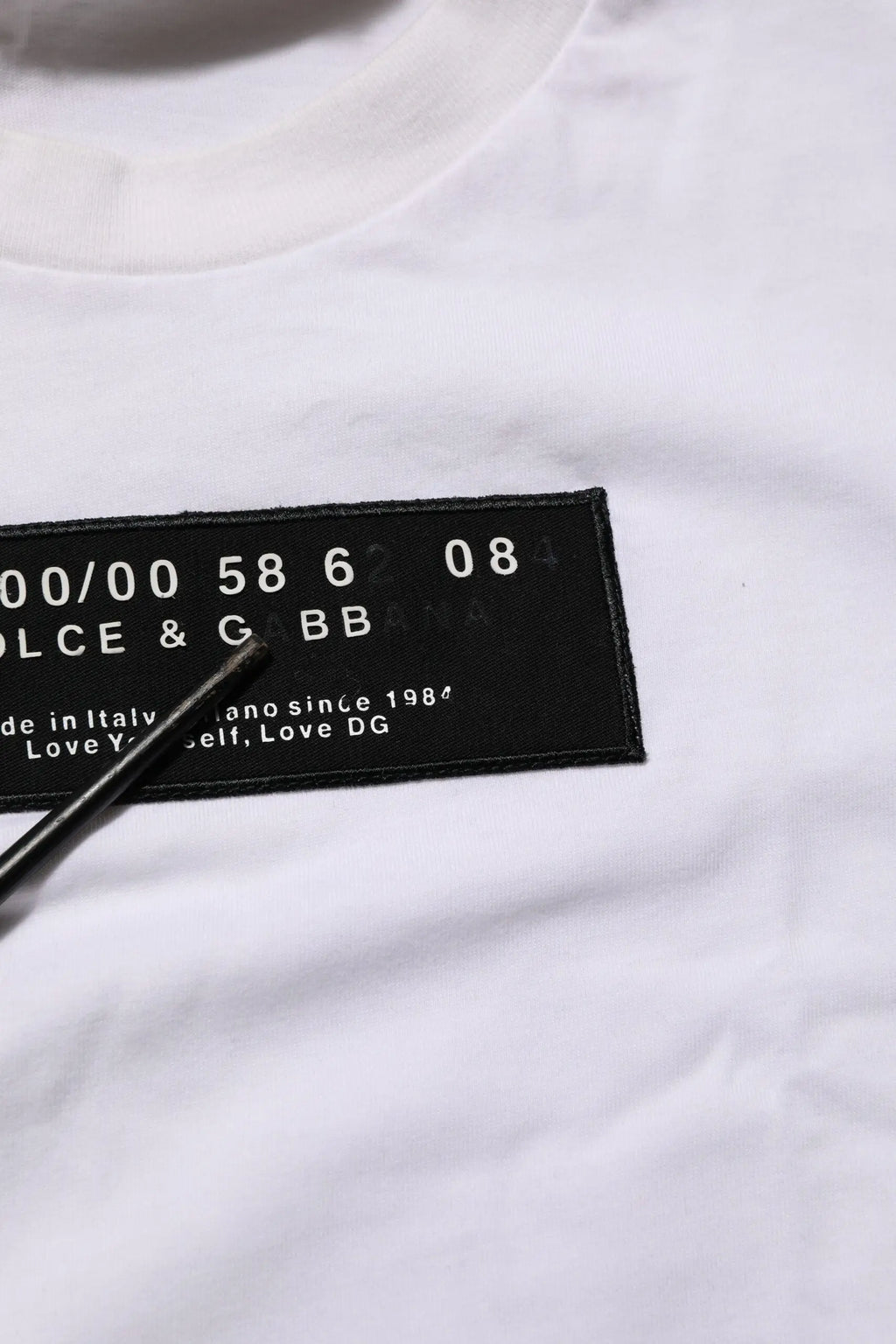 T shirt homme en coton blanc dolce gabbana avec patch noir rectangulaire et logo imprimé blanc