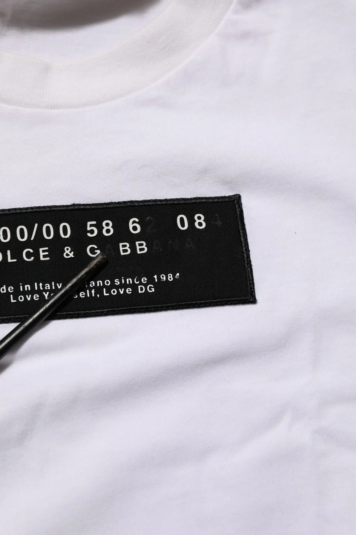 T shirt homme en coton blanc dolce gabbana avec patch noir rectangulaire et logo imprimé blanc